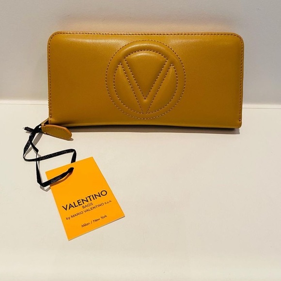 Brand new MARIO BY MARIO VALENTINO Leather Zip Around Full Size Wallet - Picture 1 of 6